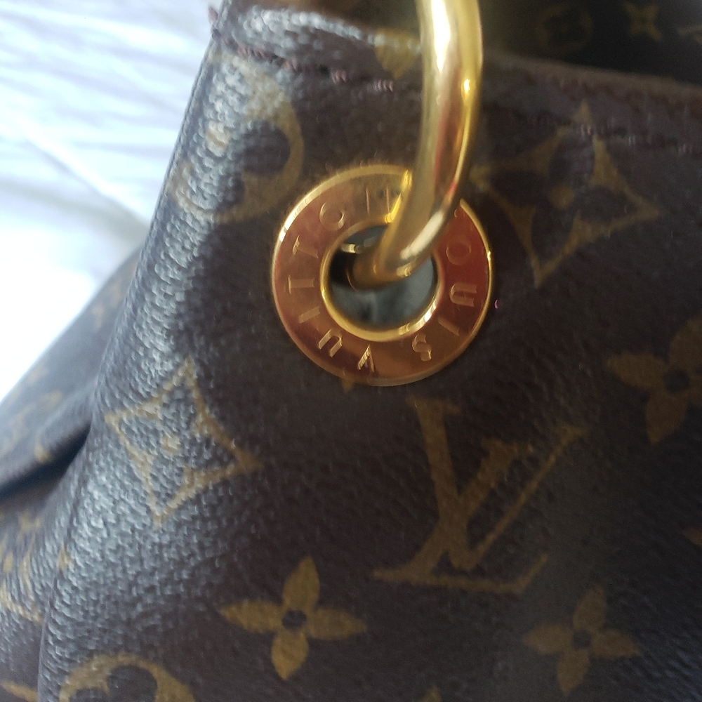 Louis Vuitton Artsy! Immaculate Condition! - Picture 8 of 15